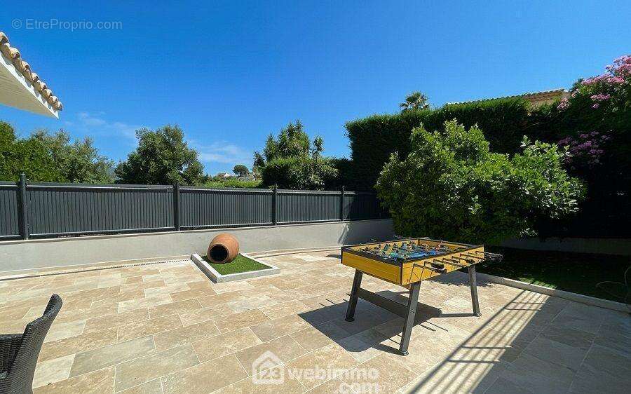 Grande terrasse extérieure, idéale pour partager des moments conviviaux en famille ou entre amis. - Maison à SAINTE-MAXIME