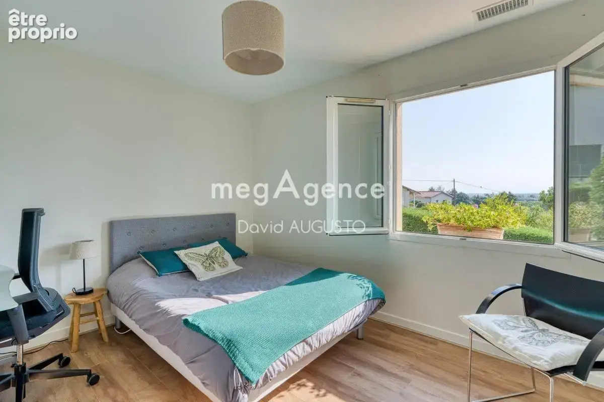 Maison avec vue, cadre naturel, piscine et garage pour 5 voitures - photo 8
