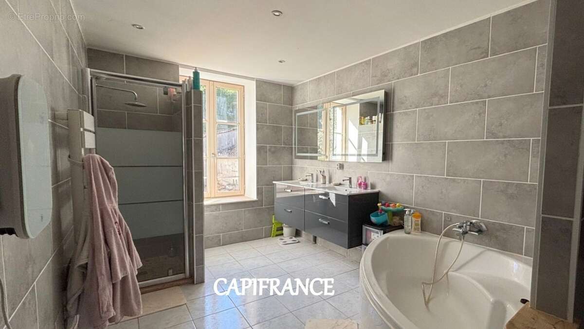 Maison charentaise en pierre - 120 m² habitables - 4 chambres + 1 bureau - TAILLEBOURG au coeur du village - photo 11