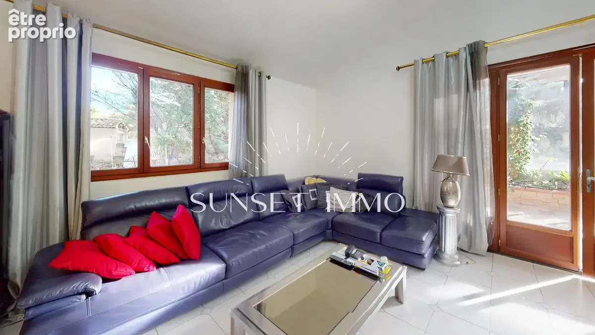 Ensues la redonne - Maison 220m2 sur 2400m2 de terrain en pleine verdure - photo 16