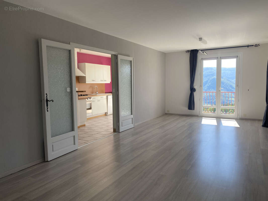 Maison à AVIGNON-LES-SAINT-CLAUDE