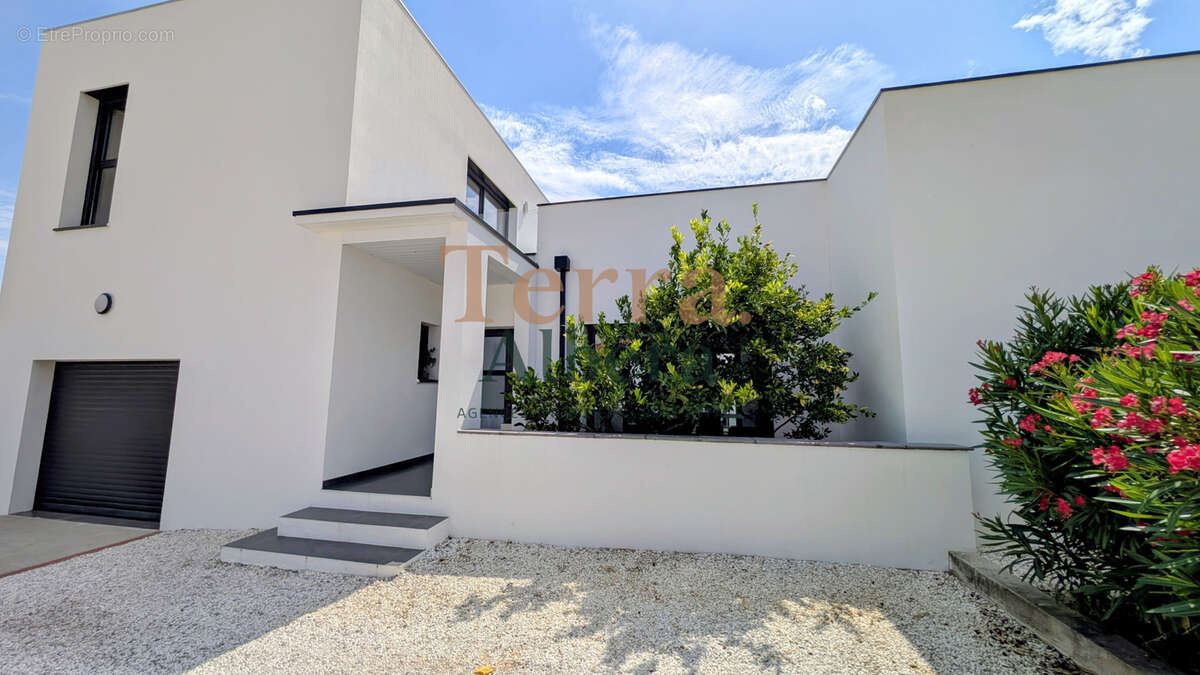 Maison à LAROQUE-DES-ALBERES