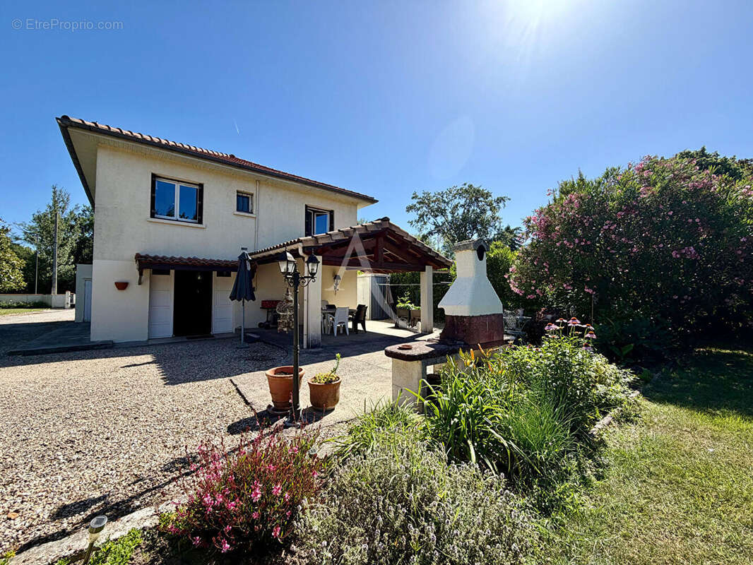 Maison rénovée de 106 m² sur plus de 3 400 m² de terrain clos - photo 11