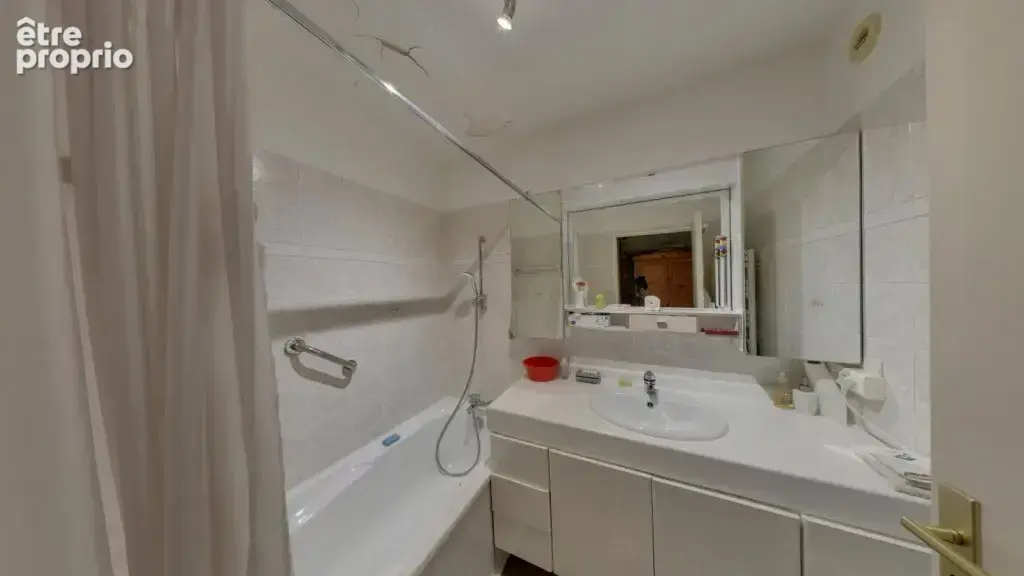 RUE HENON - T3 de 82m² plein sud à rafraîchir - photo 9