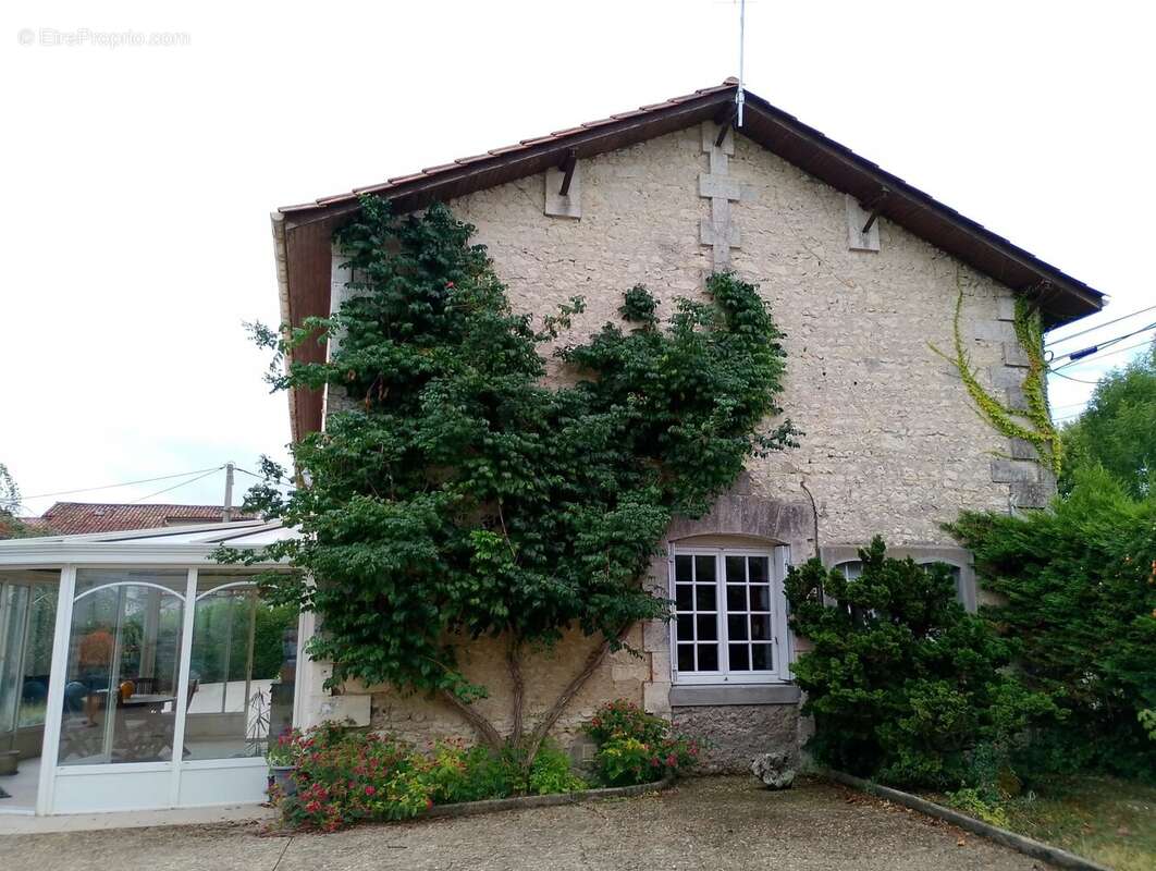 Grande maison charentaise avec dépendances - photo 2