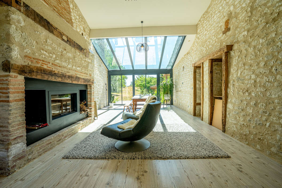 Propriété de caractère en pierre avec vue dominante, piscine et dépendance - photo 2