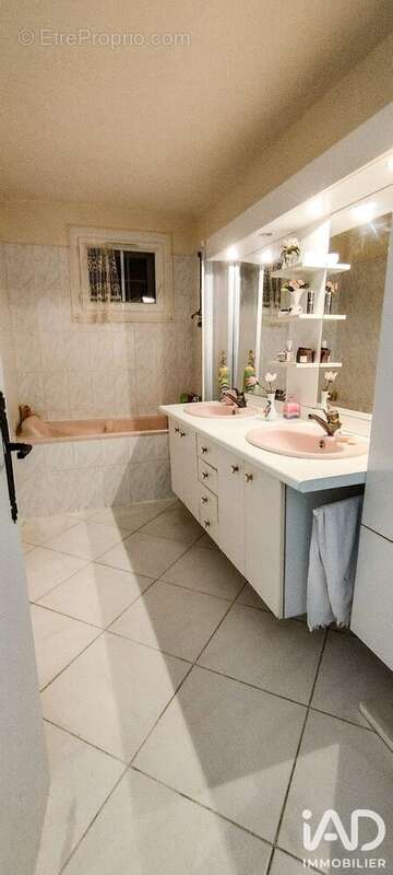 Maison 163 m² à Saint-Georges-De-Longuepierre  - photo 8