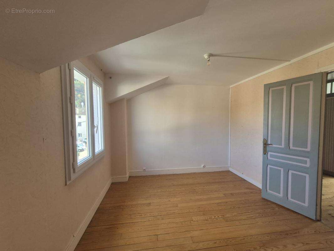 Maison à MONTREAL-LA-CLUSE