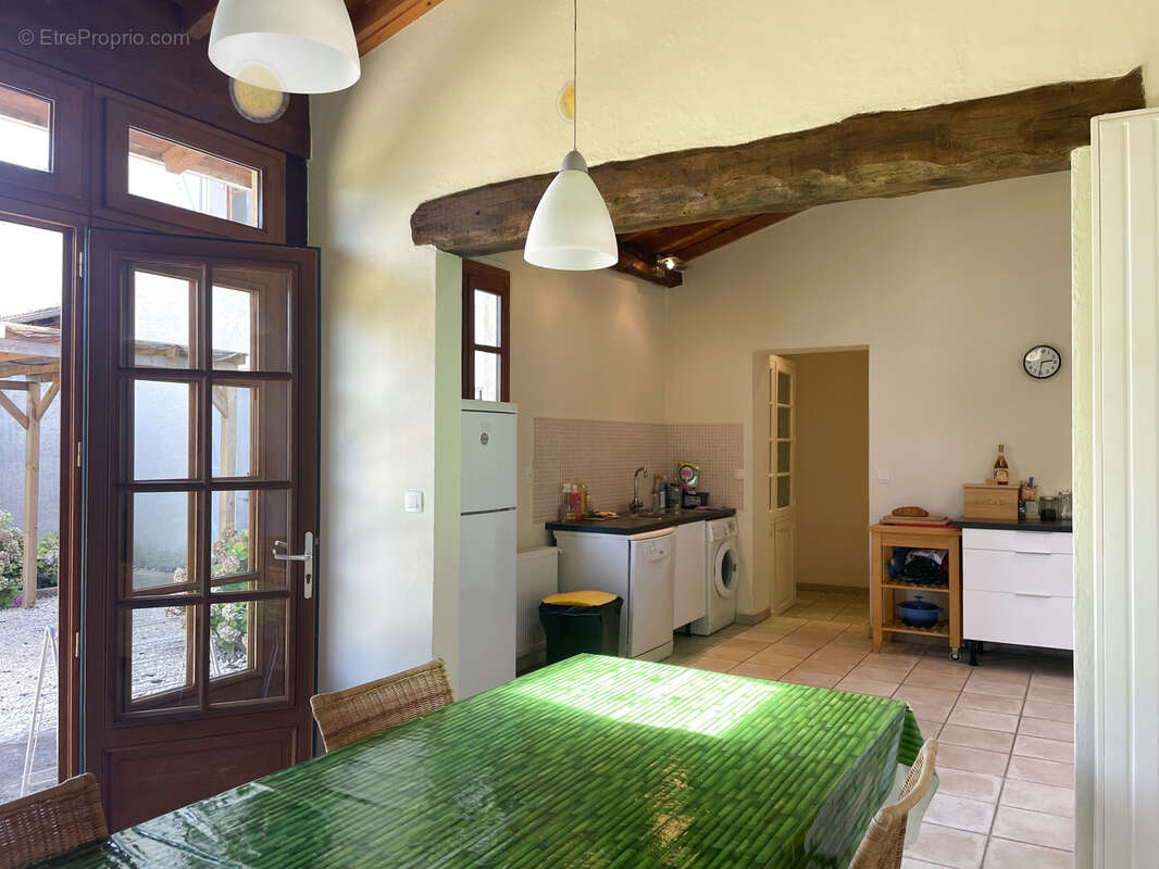 Maison bourgeoise au village avec jardin très bon état - photo 3