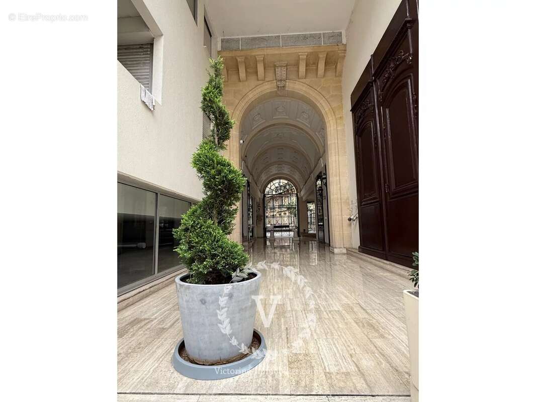 Commerce à PARIS-9E