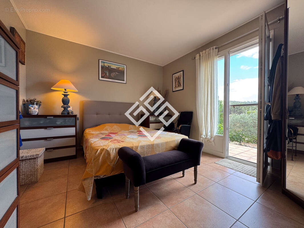 Villa de prestige avec piscine et dépendance. - photo 23