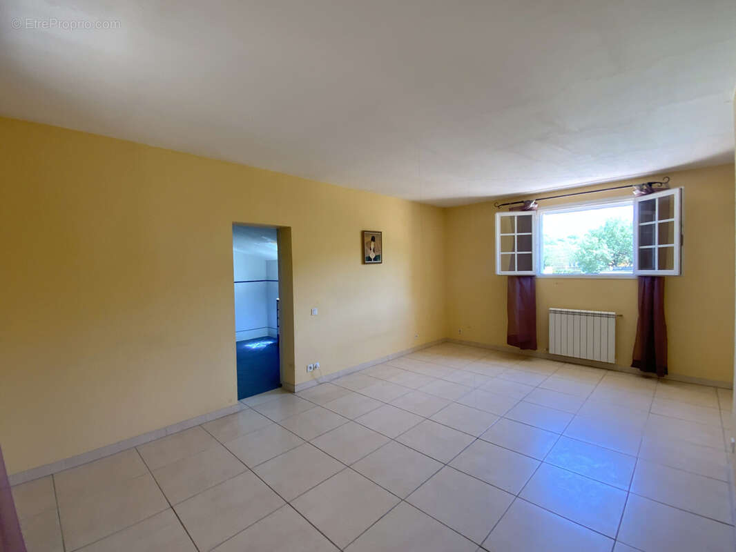 Charmante maison spacieuse avec terrain arboré et piscine. - photo 8