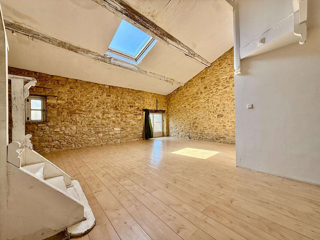 Appartement à BAGNOLS-SUR-CEZE