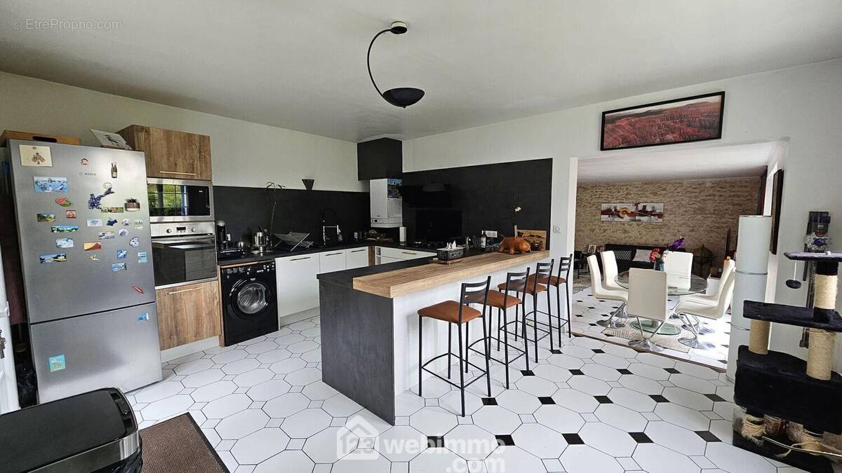 Une cuisine avec un accès direct sur la terrasse. - Maison à GIRONVILLE-SUR-ESSONNE