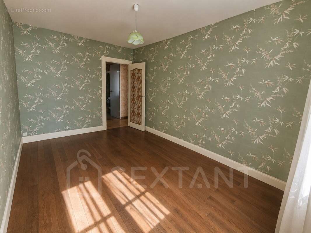 Maison de 120 m²  à rénover  4 chambres  grandes dépendances - photo 6