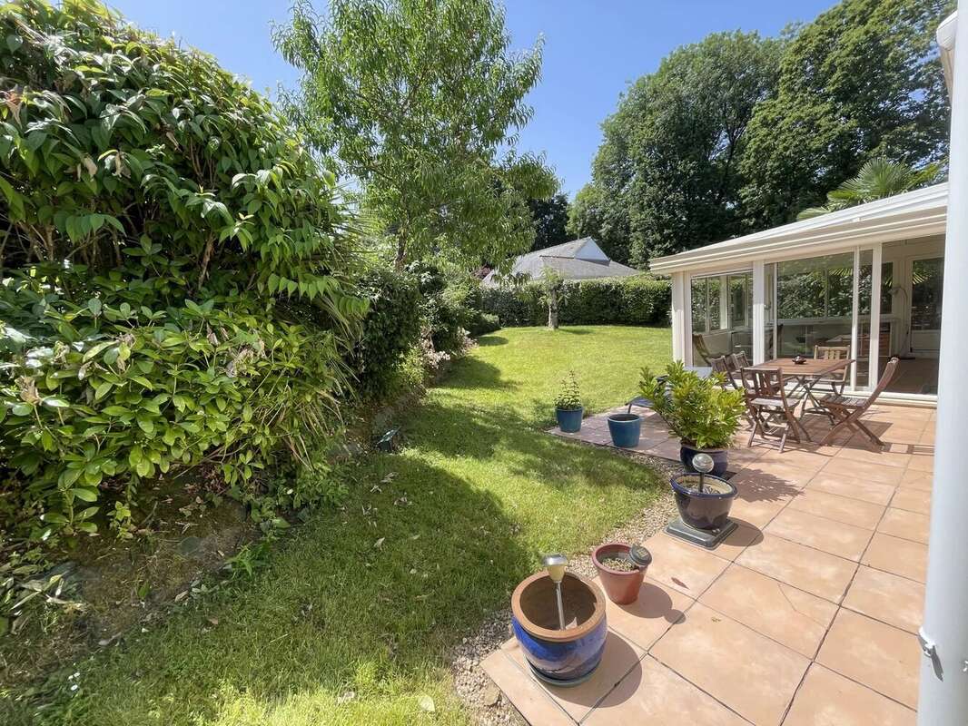 Maison - Plain-pied 87 m² - 2 chambres et 1 bureau + garage + terrasse  Terrain 500 m² - Elven centre à pied 700 m - photo 2