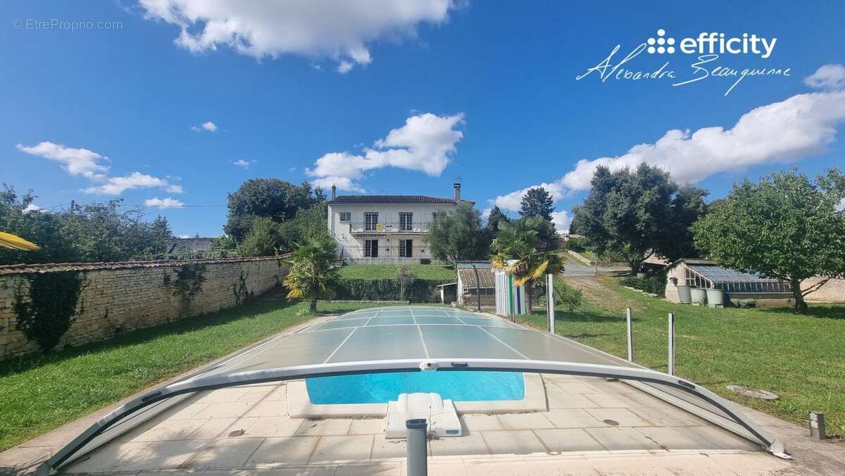 Maison à CHEF-BOUTONNE