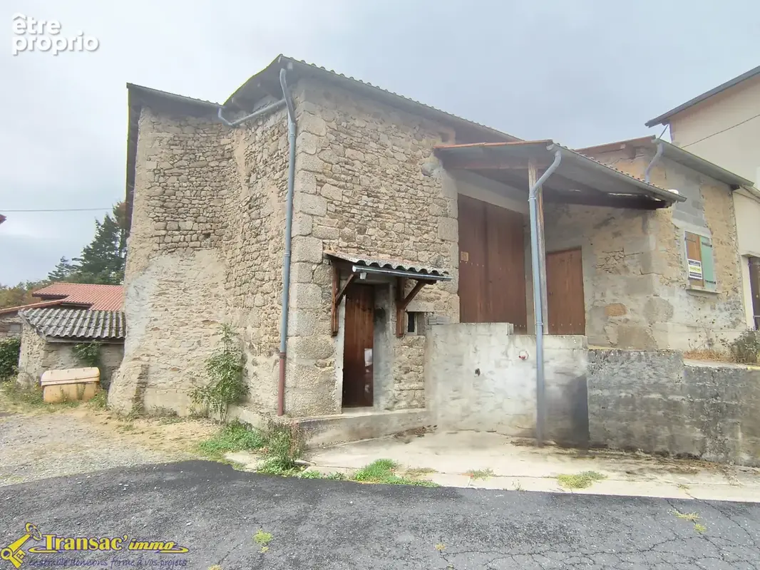 À Thiers, maison de village type F4 avec une grange non attenante avec terrain. - photo 12
