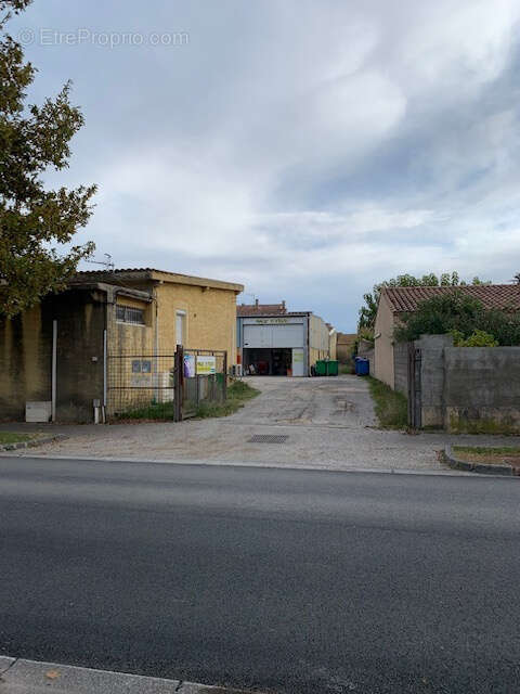 Commerce à ENTRAIGUES-SUR-LA-SORGUE
