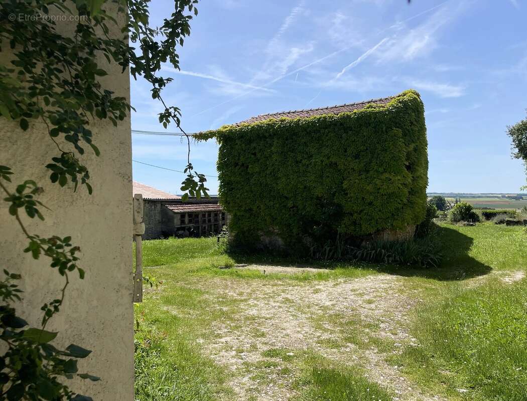 Maison de village avec dépendances et terrain près de Matha - photo 2