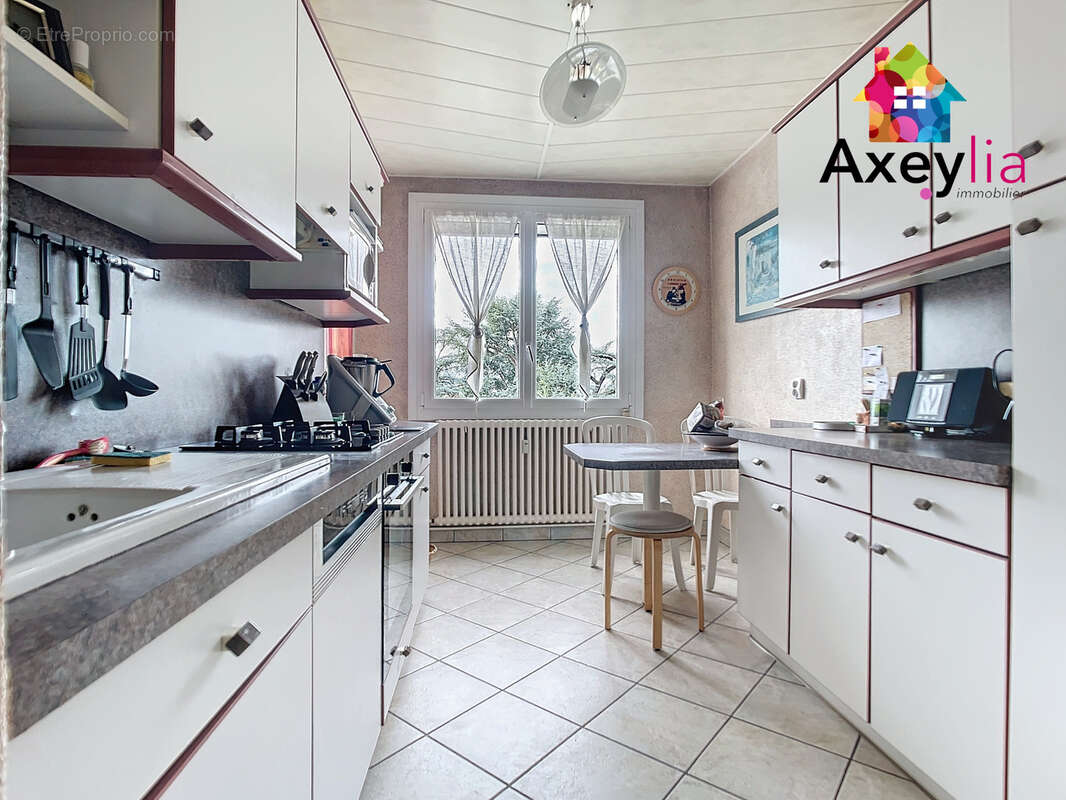 A vendre - roanne centre ville - grand appartement 4 chambres avec deux garages - photo 3