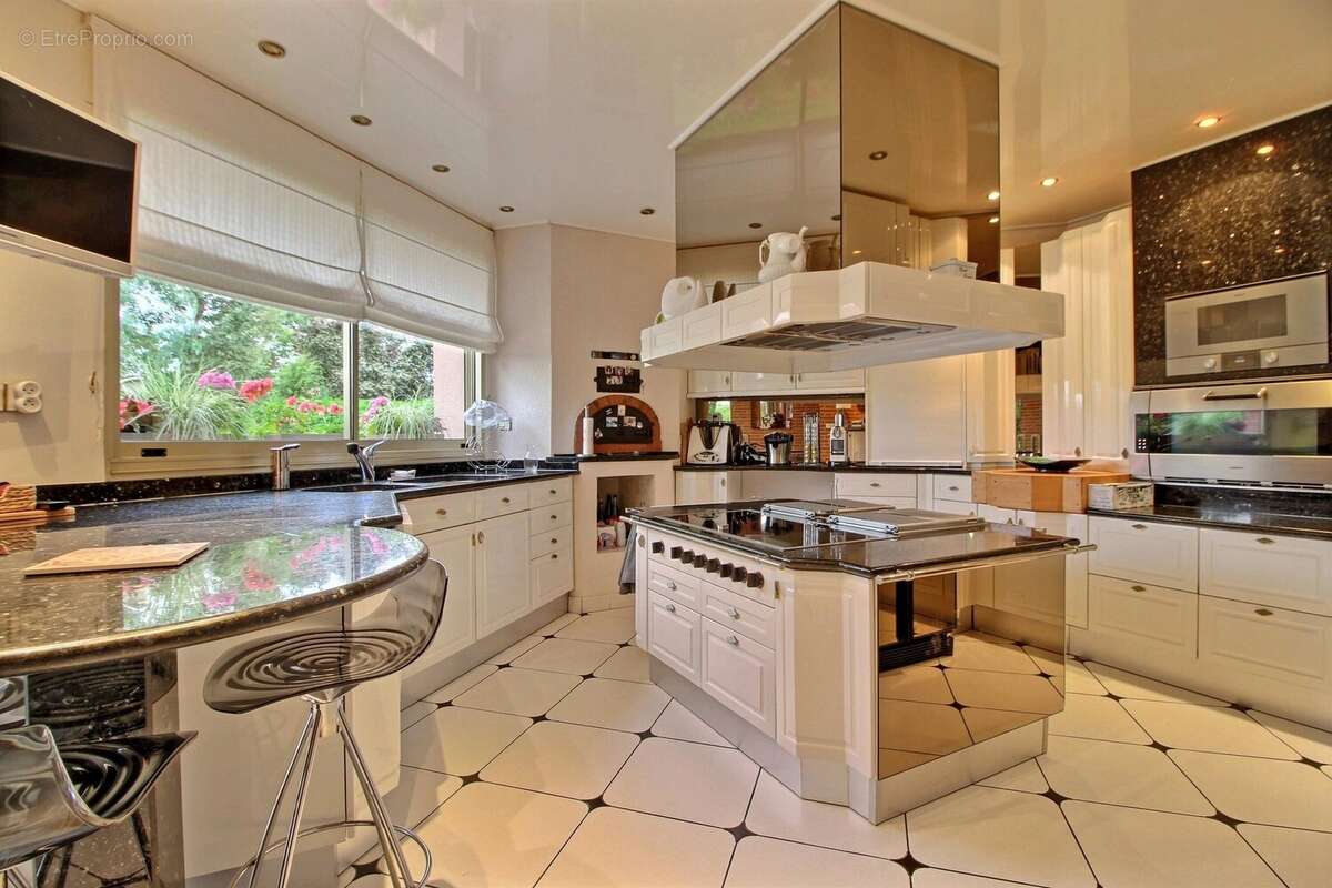 Cugnaux, maison de 315 m² avec jardin, piscine et garage. - photo 7