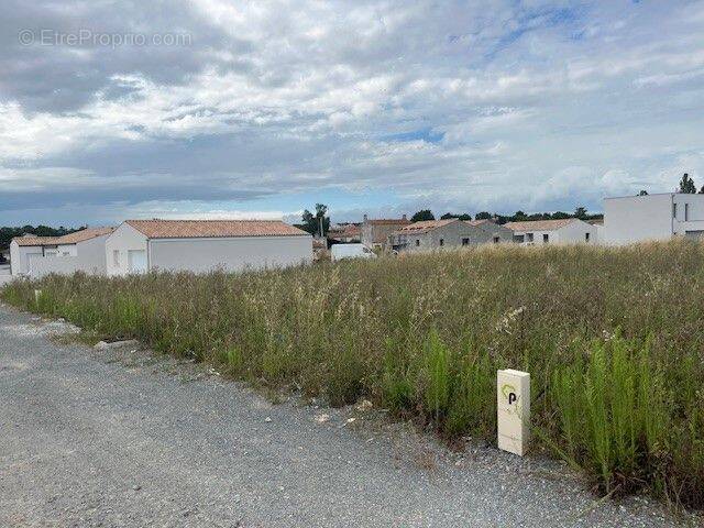 Terrain à DOMPIERRE-SUR-MER
