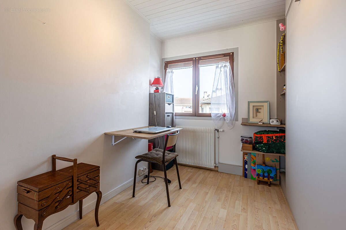Agence immobiliere laforet - exclusivite - "coccinelle" - appartement t3 de 44,59m2 - veranda - cave - dernier etage - dpe d - r - photo 7