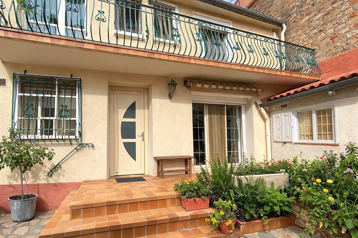 Maison à SAINT-LAURENT-DE-LA-SALANQUE