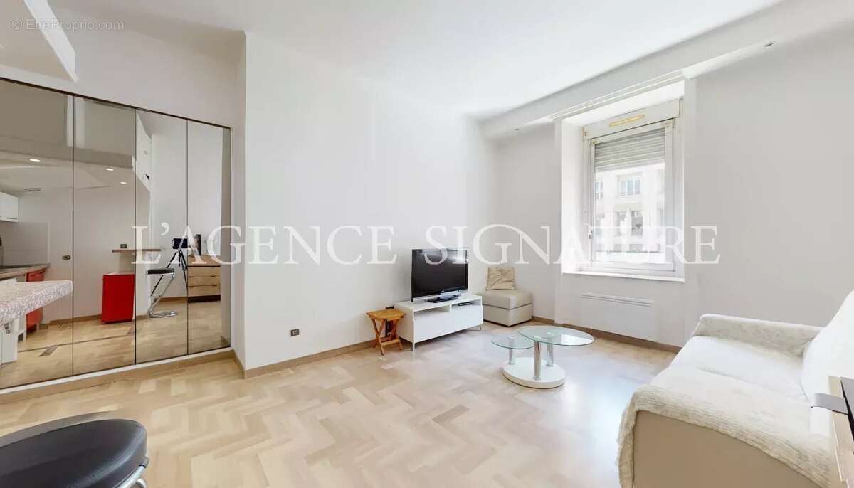 ** a vendre - studio 28 m² - nice centre ** - photo 2