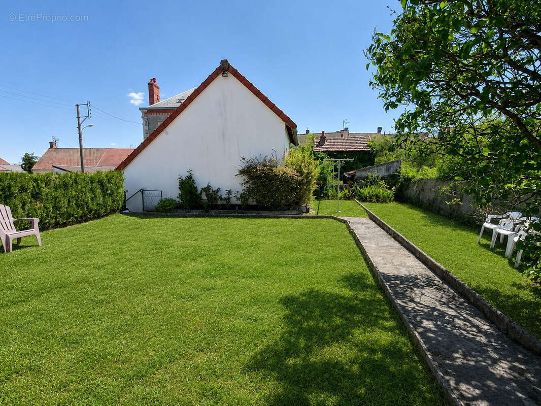 Appartement 122 m² à Evaux-Les-Bains  - photo 4