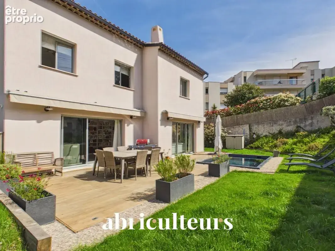 Maison familiale contemporaine de 120 m² de DPE A avec Mini-piscine éco en vente au Centre Saint-Laurent-du-Var (06700) - photo 4