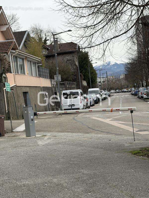 Parking à SAINT-MARTIN-LE-VINOUX