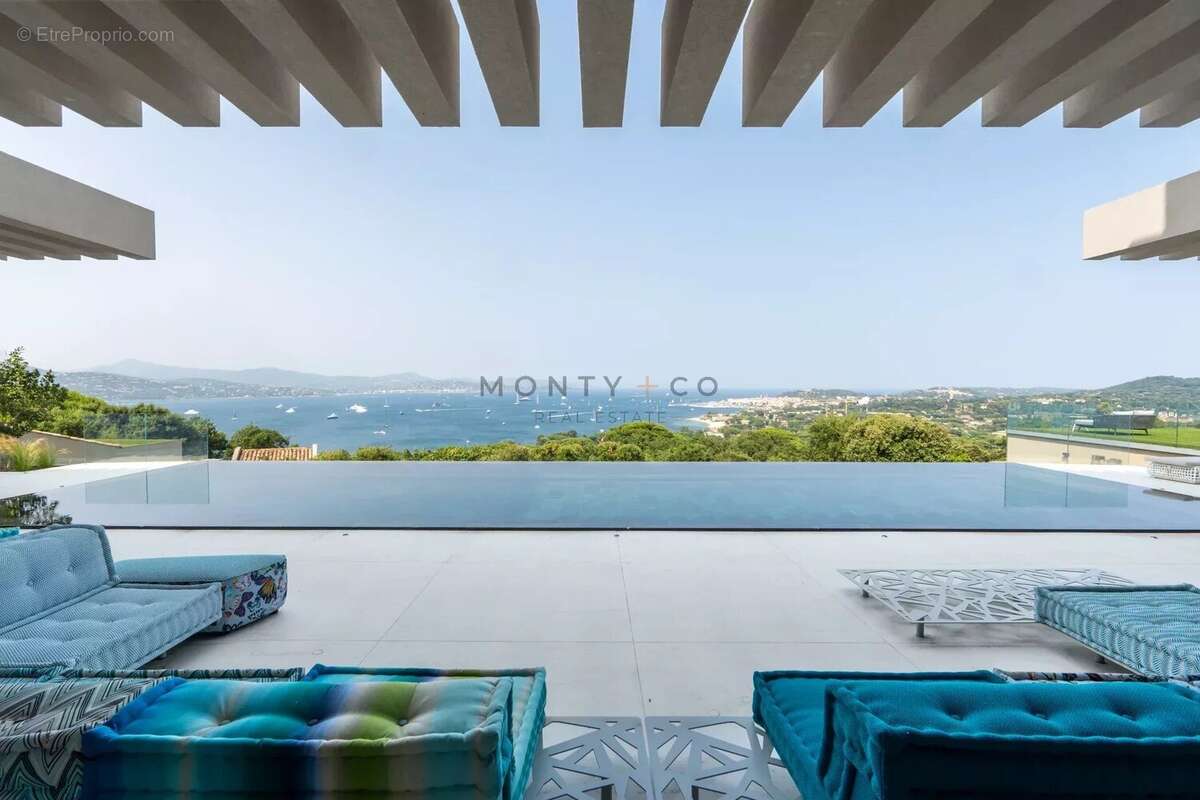Vue mer à couper le souffle –  Vente propriété contemporaine neuve dans un domaine exclusif aux portes de Saint-Tropez - photo 2