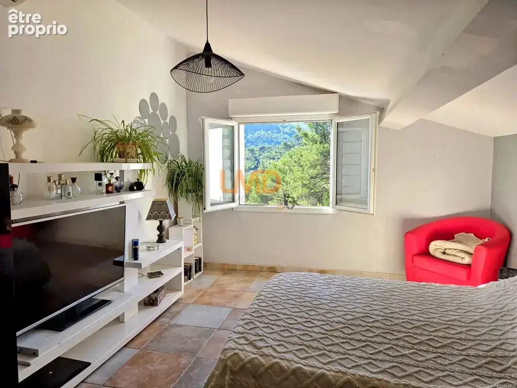 Propriété avec piscine et espace boisé - photo 11