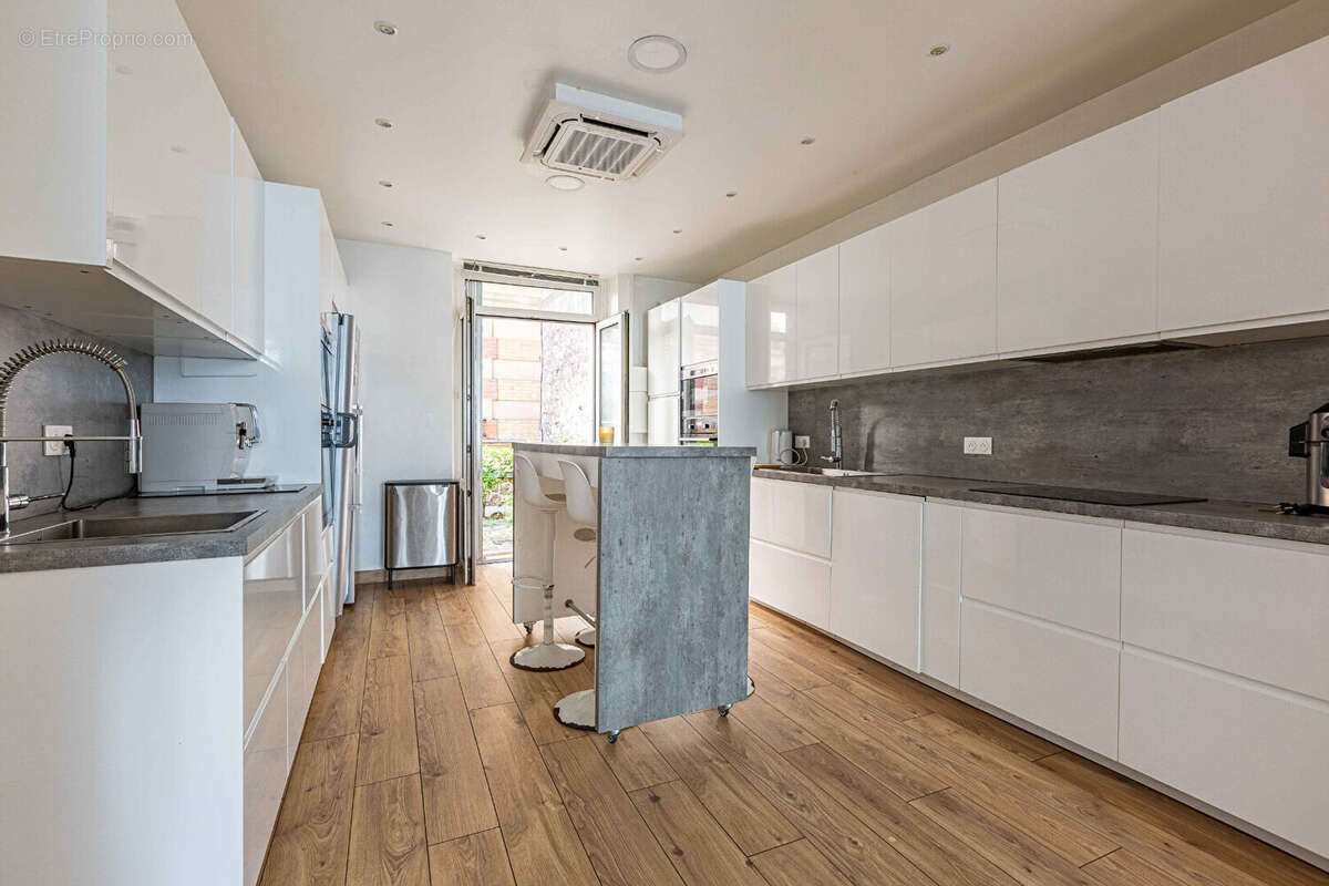 Appartement à NEUILLY-SUR-SEINE