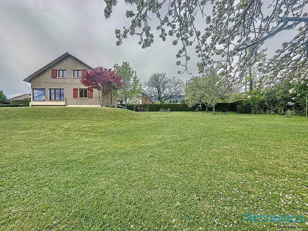 Terrain à DIVONNE-LES-BAINS