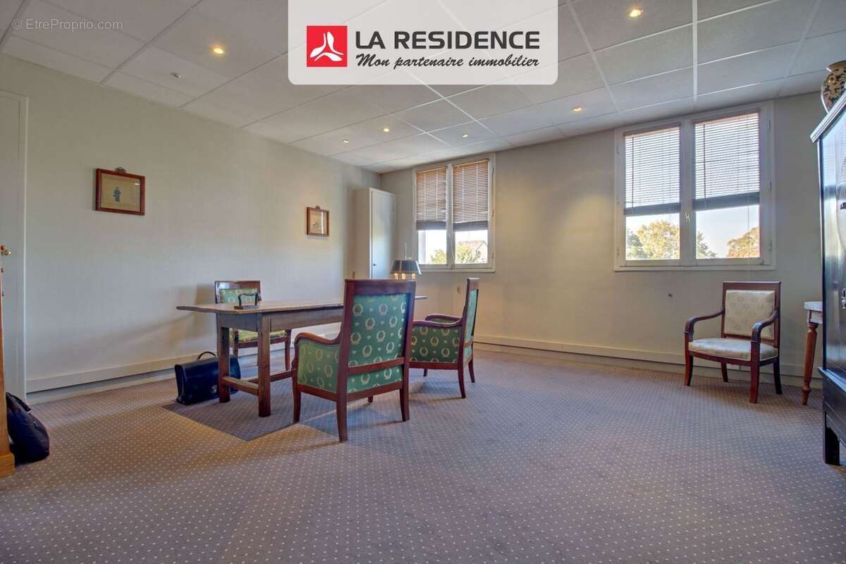 Commerce à LES MUREAUX