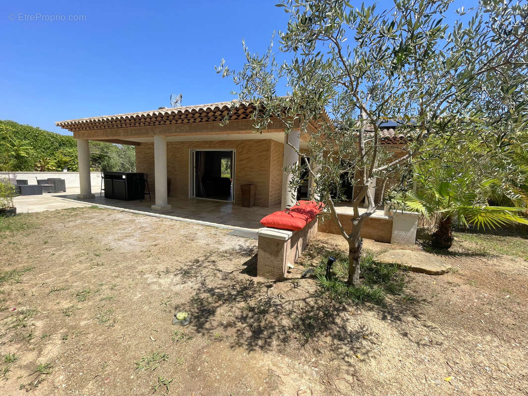 Villa contemporaine de plain pied de 130 m2 avec 3 chambres piscine garage 1000m2 de terrain - photo 3