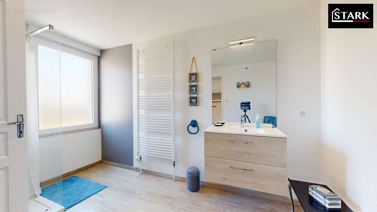 Salle d'eau rénovée au RDC - Maison à BAVILLIERS