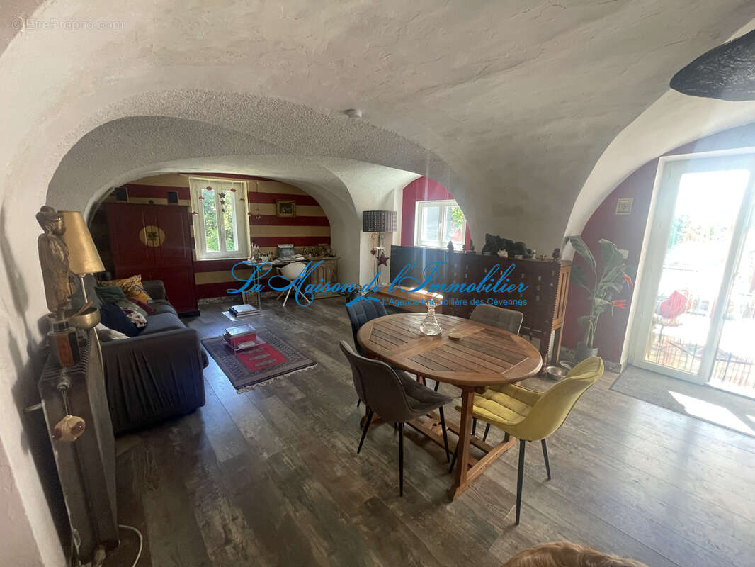 ST CHRISTOL LES ALES, maison en pierres F5 avec dépendances, chalet, piscine sur 2482 m2 de terrain avec puit - photo 5