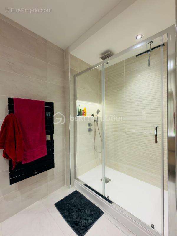 SORGUES – Maison familiale de 150 m² – Autonomie en eau et en électricité – Piscine, spa, suite parentale et fort potentiel d'év - photo 12