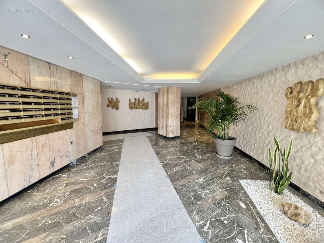 3 pièces 96 m2 de standing   rénové   terrasse sud avec vue parc et mer   parking   à 3 min des plages du palm - photo 12