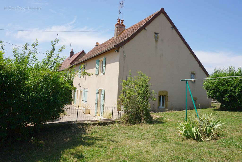 Maison à SAINT-CHRISTOPHE-EN-BRIONNAIS