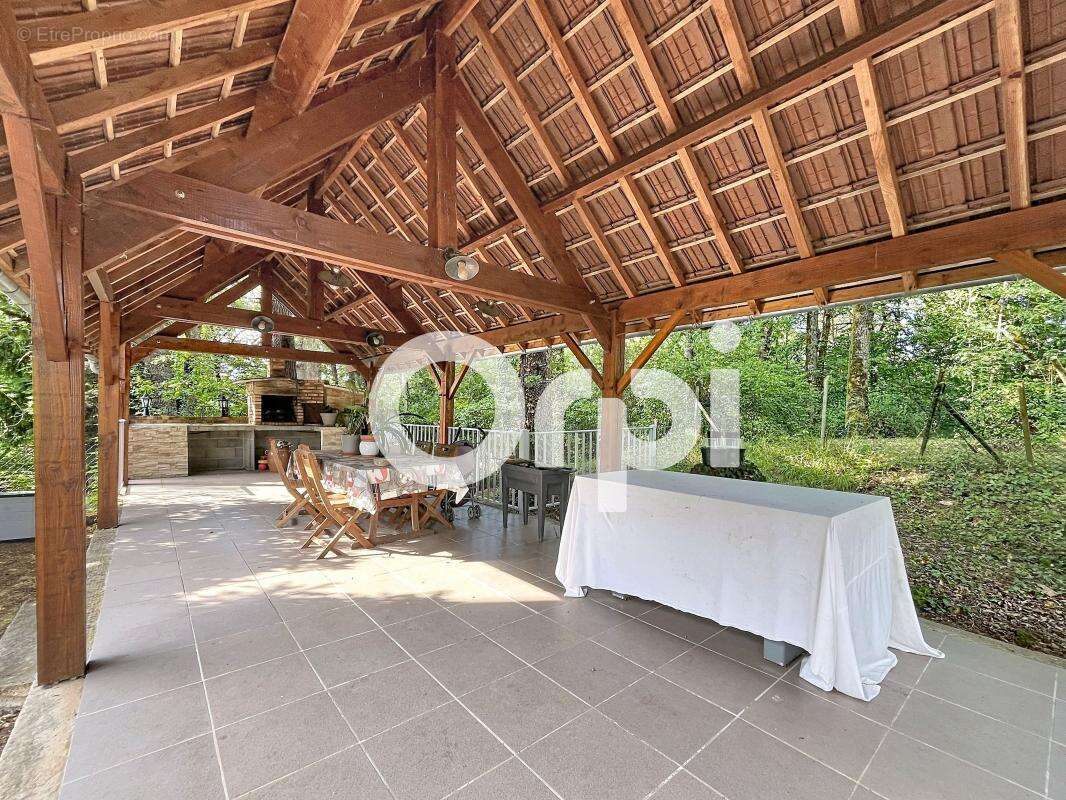 Maison en pierre de caractère 219m2 – Saint-Pantaléon-de-Larche - photo 9