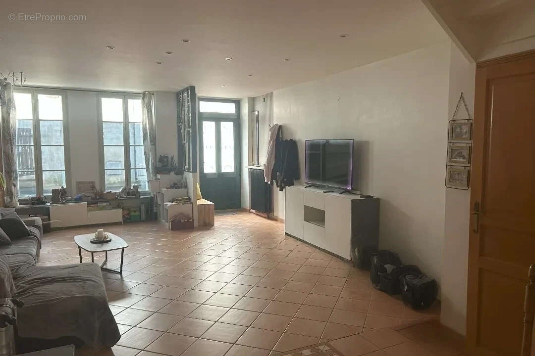 Grande maison de ville avec 6 chambres, dépendance sur deux niveaux et jardin - photo 4
