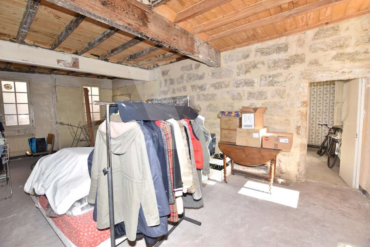 Plateau à rénover avec fort potentiel dans immeuble de caractère - photo 2