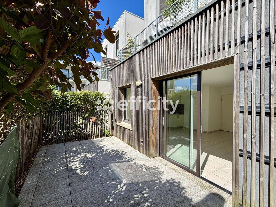 Appartement à BEAUZELLE