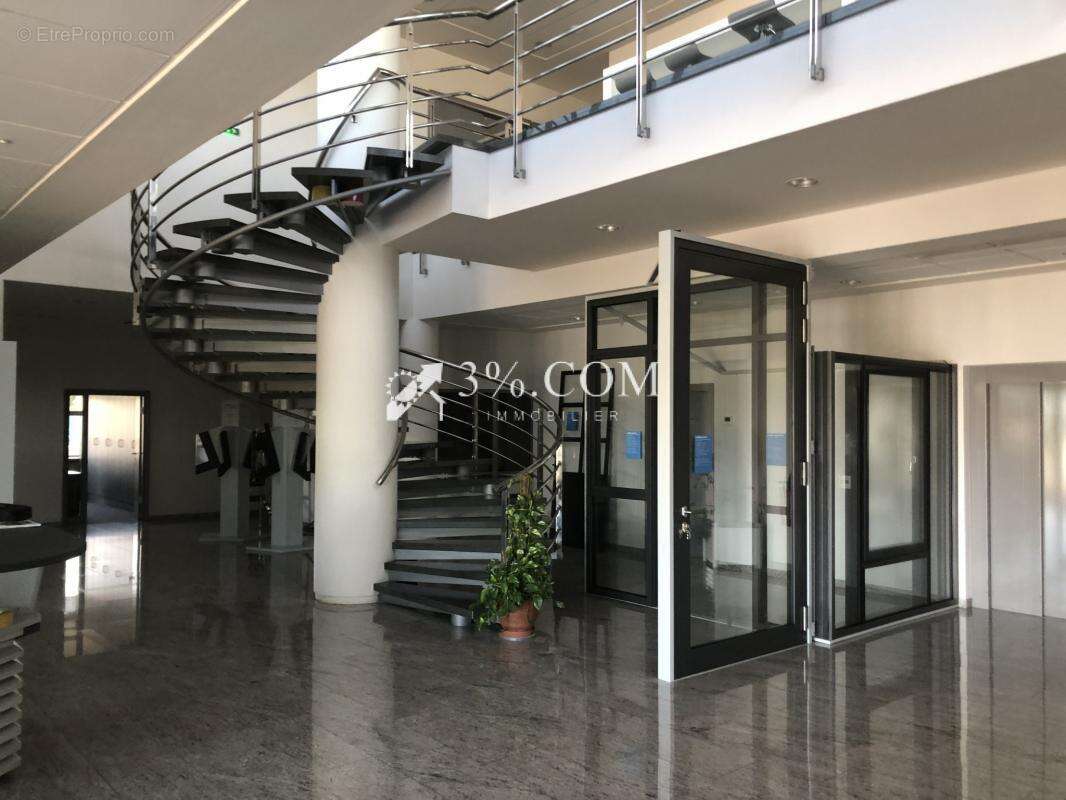 Ensemble Immobilier Bureaux de 375m2 + entrepôts de 3860m2 ( - photo 10