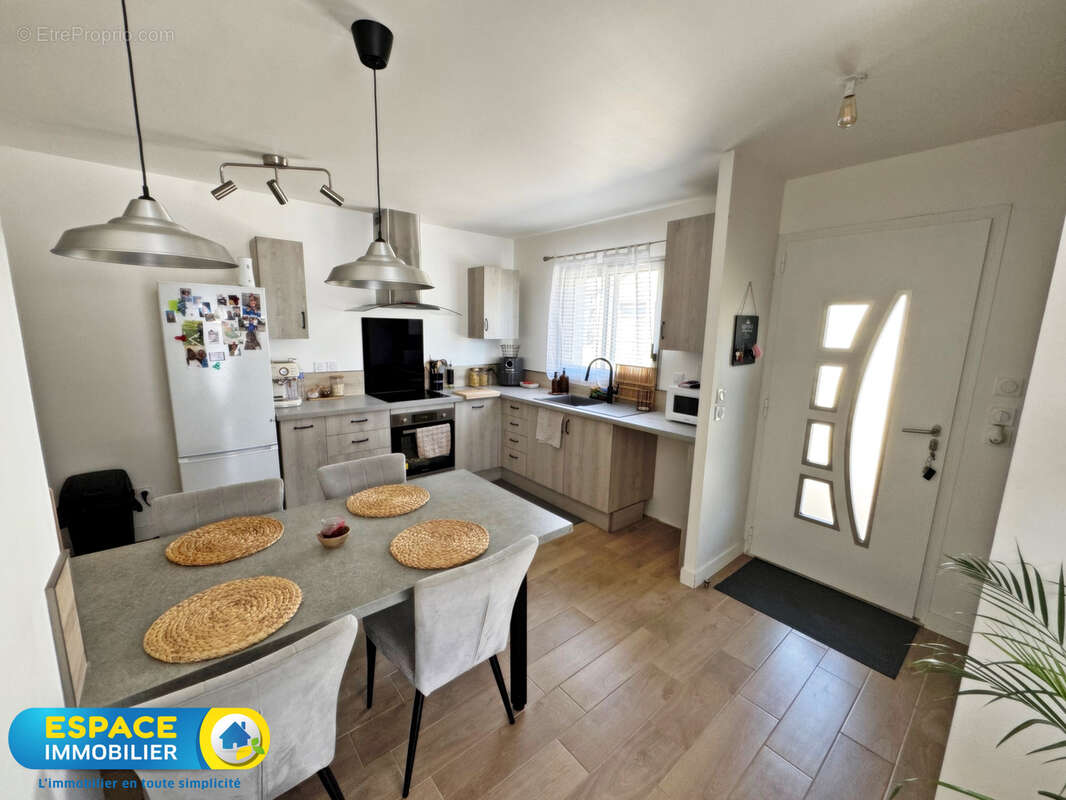 Maison à SAINT-DENIS-DE-L&#039;HOTEL